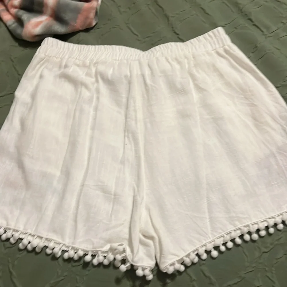 White cotton shorts by Umgee. Cute little hassle fringe and embroidered rosette - Picture 6 of 6